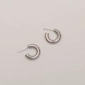 Orecchini a cerchio a C in argento S925 sterling con finitura a specchio lucida - Stile lucido e levigato / K bianco