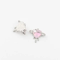 Details von rosa Herzanhängern mit silbernen flüssigen Metallrahmen und Sternen - Silber Rosa