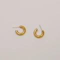Orecchini a cerchio dorati a C con perni in argento S925 e finitura in metallo opaco - Stile lucido e levigato / Oro 18K
