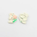 Makro-Detail eines süßen Hasen-Anhängers mit Tulpe und Rückseite für DIY-Schmuck - Hase - Rosa Blume
