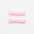 Detail eines rosa bonbonförmigen Legierungsanhängers mit Sweet-Schriftzug für DIY-Schmuck - Rosa