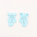 Detail von hellblauen Schleifenanhängern mit mattem Finish und Perle für DIY-Schmuck - Blau