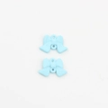 Detail von hellblauen Mini-Schleifen-Anhängern aus Legierung mit zwei Ösen für DIY - Blau