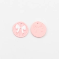 Detailansicht der Vorder- und Rückseite rosa Schleifen-Anhänger mit Relief-Struktur - Rosa-Schleife