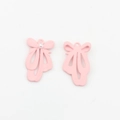 Detailansicht rosa Ballettschuh-Anhänger mit Schleife und Perle für DIY-Schmuckdesign - Rosa