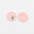 Detailansicht der Vorder- und Rückseite rosa Tulpen Emaille-Anhänger mit Gravur miss you - Rosa-Tulpe
