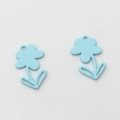 Detailansicht der hellblauen Mini-Blumenanhänger mit Aufhängeloch für DIY-Schmuck - Blau