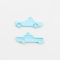 Vorder- und Rückseite des hellblauen Autoanhängers für DIY Halsketten und Basteln - Blau