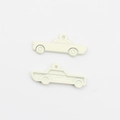 Detailansicht des cremefarbenen Oldtimer-Anhängers mit 3D-Details und hohler Rückseite - Weiß