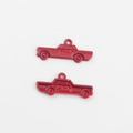 Detailaufnahme der Vorder- und Rückseite eines roten Oldtimer-Emaille-Anhängers - Rot