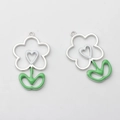 Makroaufnahme weißer hohler Blumenanhänger mit grünen Emailleblättern und Silberring - Silber