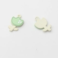Detail von Tulpen-Anhängern mit grüner Emaillierung und strukturierter Rückseite für DIY-Schmuck - Grün