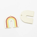 Detailansicht der regenbogenfarbenen U-Form Emaille-Anhänger mit goldener Netzrückseite - Rot Gelb Minzgrün (02)