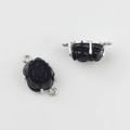 Detail von schwarzen Harz-Rosen-Verbindern mit silbernen Metallschlaufen für DIY-Schmuck - Schwarz
