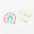 Makro-Detail von Regenbogen U-förmigen Emaille-Anhängern mit polierter Goldrückseite - Blau Cyan Rot (04)