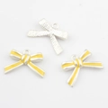 Detailansicht der gelben Emaille- und silbernen Bogenanhänger für DIY-Schmuck - Gelb