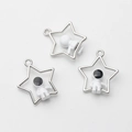 Detailansicht von drei Astronauten Stern Anhängern aus Silberlegierung für DIY Schmuck - Stern / Silber