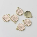 Detail von rosa Emaille Gänseblümchen Anhängern mit Goldlegierung für DIY Schmuck - Rosa