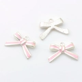 Detaillierte Ansicht von Schleifenanhängern in Rosa Emaille und Silber für DIY-Schmucksets - Rosa