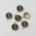 Detail von 6 Stück schwarzen Emaille-Gänseblümchen-Anhängern mit Goldrand für DIY-Schmuck - Schwarz