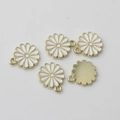 Detailansicht der weißen Emaille-Gänseblümchen-Anhänger mit vergoldeten Metalllegierungen - Weiß