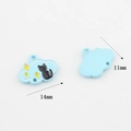 Detail von 14x11mm Wolken-Charm mit blauem Emaille, schwarzer Katze und gelben Sternen - Kleiner Blauer Stil