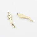 Makroaufnahme von goldenen unregelmäßigen Verbindern mit glatten und strukturierten Oberflächen - 32mm / Gold