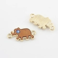 Makroansicht brauner Elefanten-Anhänger mit Evil Eye-Details für DIY-Schmuckherstellung - Braun