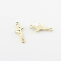 Detailansicht der glatten Vorderseite und strukturierten Rückseite der goldenen Sternanhänger - 23mm / Gold