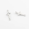 Detail der unregelmäßigen silbernen Sternverbinder für DIY-Schmuck mit doppelten Ösen - 23mm / Silber
