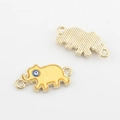 Detail eines Elefanten-Schmuckverbinders mit Evil Eye Muster und Goldfinish - Gelb