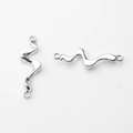Detail eines polierten silbernen Wellenverbinders mit zwei Ösen für DIY-Schmuck - Silber