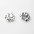 Makro-Detail silberner Blumenanhänger mit irisierenden Steinen und Perlen für DIY-Schmuck - Silber