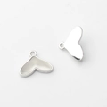 Detailansicht der silbernen Meerjungfrauenschwanz-Anhänger mit weißer Emaille für DIY-Schmuck - Silber