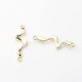 Detail von vergoldeten gewellten Metallverbindern mit Doppelschleifen für DIY-Schmuck - Vergoldung