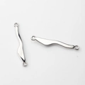 Nahaufnahme gewellter Legierungsverbinder mit doppelten Ösen für DIY-Schmuck - Silber