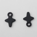 Detailansicht von zwei minimalistischen schwarzen Sternanhängern für DIY-Schmuck - Schwarz