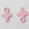 Detailansicht von zwei rosa matten Sternanhängern mit Ösen für DIY-Schmuckherstellung - Rosa