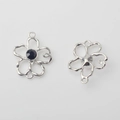 Detailansicht eines silbernen Blumenanhängers mit schwarzem Edelstein für DIY-Schmuck - Silberrand Schwarz