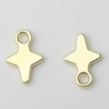 Makro-Detail von goldenen vierzackigen Sternanhängern für DIY-Schmuckherstellung und Ohrringe - Vergoldung