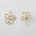 Makroansicht goldener Blumenanhänger mit rosa Strasssteinen für DIY-Ohrringe - Rosa mit Goldrand