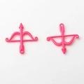 Detail von rosa Cupido Bogen und Pfeil Anhängern in matt für DIY Schmuckherstellung - Rot