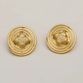 Pendientes redondos dorados retro con anillos concéntricos y relieve floral - Estilo de Flor de Cuatro Hojas en Relieve (EH12045)