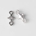 Vue macro de breloques étoiles argentées avec zircon pour création de bijoux DIY - Argent