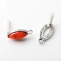 Dettaglio macro di pietre in resina marquise con basi in metallo argentato per orecchini DIY - Motivo Arancio Rosso