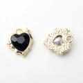 Gedetailleerd voor- en achteraanzicht van hartvormige hanger met zwarte steen voor sieraden - Gouden Basis Zwart Strass