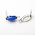 Dettaglio macro di basi ovali per orecchini in argento con intarsio in resina blu DIY - Blu