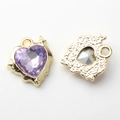 Detailweergave van hartvormige hangers met paarse stenen voor DIY-sieraden maken - Gouden Basis Paarse Strass