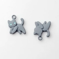 Gros plan de pendentifs chatons gris en alliage mat pour la création de bijoux DIY créatifs - Gris