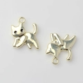 Gros plan de pendentifs chaton doré avec anneaux pour création bijoux DIY - Or